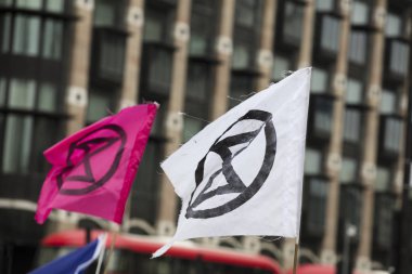 Londra, İngiltere - 23 Nisan 2019: Londra'daki protestoda Extinction İsyanı bayrakları sallanıyor