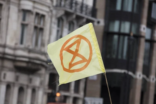 Londra, İngiltere - 23 Nisan 2019: Londra'daki protestoda Extinction İsyanı bayrakları sallanıyor — Stok fotoğraf