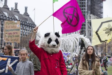 Londra'da afiş ve pankartlarla Yok Oluş İsyanı protestocuları