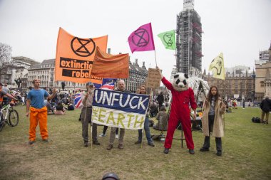 Londra'da afiş ve pankartlarla Yok Oluş İsyanı protestocuları