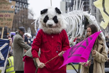 Londra'da afiş ve pankartlarla Yok Oluş İsyanı protestocuları