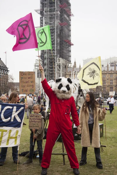 Londra'da afiş ve pankartlarla Yok Oluş İsyanı protestocuları — Stok fotoğraf