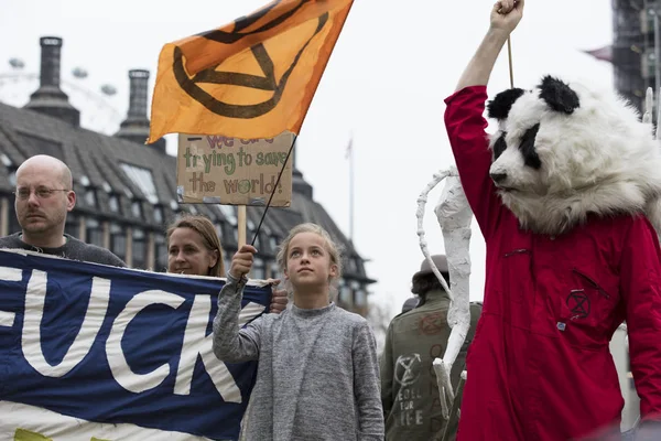 Londra'da afiş ve pankartlarla Yok Oluş İsyanı protestocuları — Stok fotoğraf