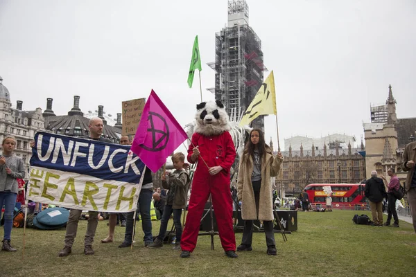 런던에서 현수막과 플래카드가 달린 멸종 반란 시위대 — 스톡 사진