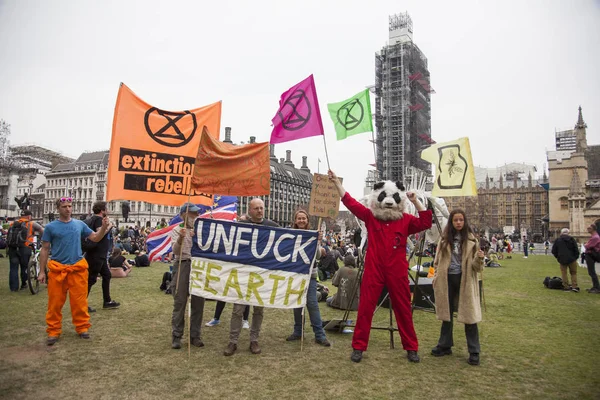 Londra'da afiş ve pankartlarla Yok Oluş İsyanı protestocuları — Stok fotoğraf