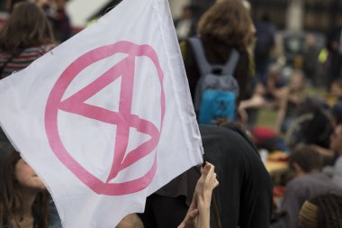 Londra, İngiltere - 23 Nisan 2019: Londra'da düzenlenen protestoda Extinction İsyanı bayraklarıyla protestocular