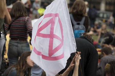 Londra, İngiltere - 23 Nisan 2019: Londra'da düzenlenen protestoda Extinction İsyanı bayraklarıyla protestocular