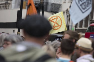 Londra, İngiltere - 23 Nisan 2019: Londra'da düzenlenen protestoda Extinction İsyanı bayraklarıyla protestocular