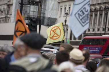 Londra, İngiltere - 23 Nisan 2019: Londra'da düzenlenen protestoda Extinction İsyanı bayraklarıyla protestocular