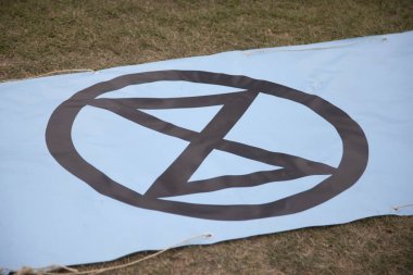 Londra, İngiltere - 23 Nisan 2019: Londra'da düzenlenen protestoda Extinction İsyanı bayraklarıyla protestocular