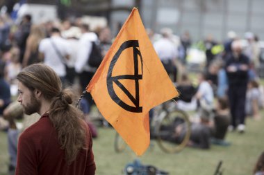 Londra, İngiltere - 23 Nisan 2019: Londra'da düzenlenen protestoda Extinction İsyanı bayraklarıyla protestocular