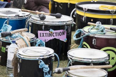 Londra, İngiltere - 23 Nisan 2019: Parlamento Meydanı'nda Extinction İsyanı protestosu üyeleri, Londra