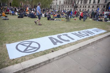 Londra, İngiltere - 23 Nisan 2019: Parlamento Meydanı'nda Extinction İsyanı protestosu üyeleri, Londra