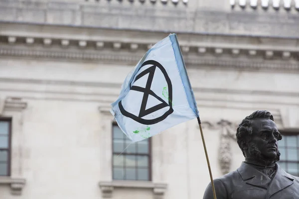 Londra, İngiltere - 23 Nisan 2019: Parlamento Meydanı'nda Extinction İsyanı protestosu üyeleri, Londra — Stok fotoğraf