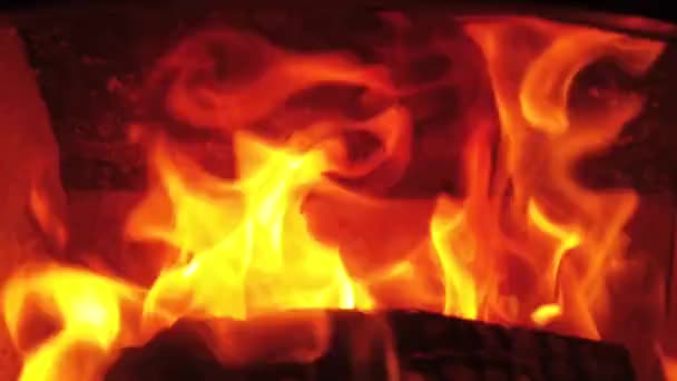 Slow motion närbild av ljusa orange flammor från en wwod brinnande spis — Stockvideo