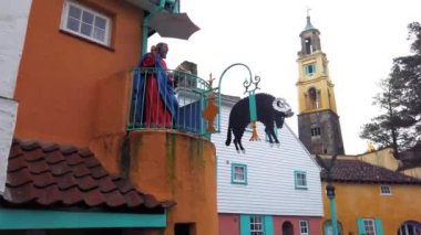 Portmerion, Galler - 6 Nisan 2019: Snowdonia Ulusal Parkı Kuzey Galler'in kalbinde, İtalyan tarzı bir köy olan Portmeirion Village'ı manzarası.