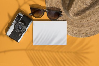 Yaz tatil aksesuarları, şapka, güneş gözlüğü ve boş beyaz etiketile kamera