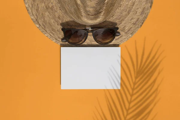 Yaz tatili tropikal kompozisyon. Güneş şapkası ve gözlük palmiye yaprağı gölge — Stok fotoğraf