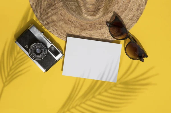 Yaz tatil aksesuarları, şapka, güneş gözlüğü ve boş beyaz etiketile kamera — Stok fotoğraf