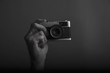 Bir vintage film kamera tutan erkek el
