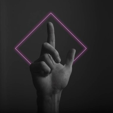 Soyut neon ışık parıltısı ile karanlık bir arka plana parmak doğrultan el