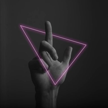 Soyut neon ışık parıltısı ile karanlık bir arka plana parmak doğrultan el