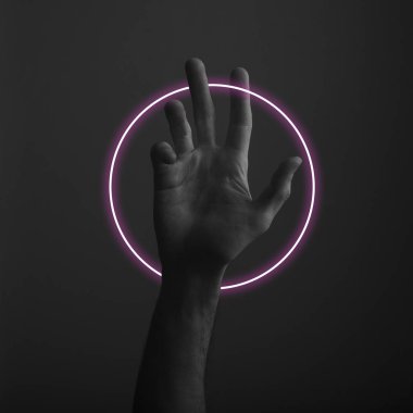 Soyut neon ışık parıltısı ile karanlık bir arka plan üzerinde erkek açık el hareketi