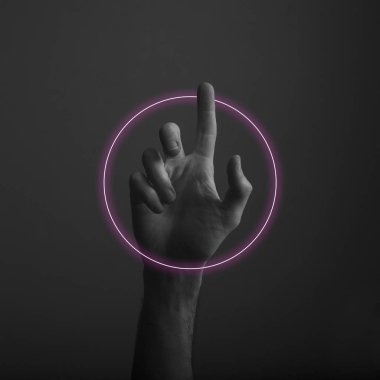 Soyut neon ışık parıltısı ile karanlık bir arka plana parmak doğrultan el