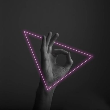 Soyut neon ışık parıltısı ile tamam bir el hareketi kapatın. Tamam el işareti