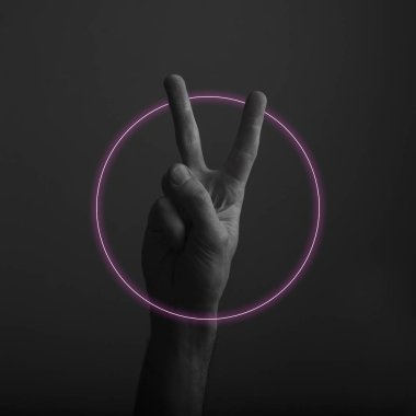 Erkek el gösteren zafer V el işareti soyut neon ışık kızdırma ile