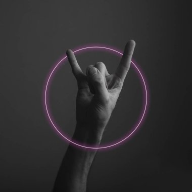 soyut neon ışık kızdırma ile erkek şeytan boynuz rock ve roll el hareketi