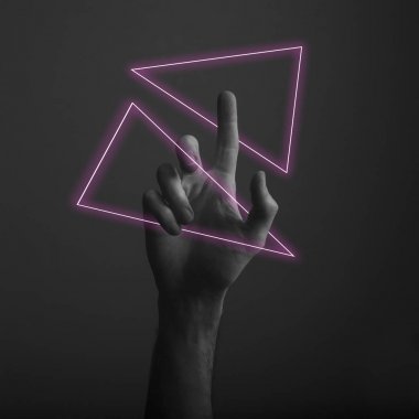 Soyut neon ışık parıltısı ile karanlık bir arka plana parmak doğrultan el