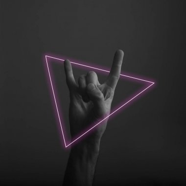 soyut neon ışık kızdırma ile erkek şeytan boynuz rock ve roll el hareketi