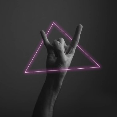 soyut neon ışık kızdırma ile erkek şeytan boynuz rock ve roll el hareketi