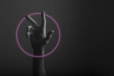Soyut neon ışık parıltısı ile karanlık bir arka plan üzerinde erkek açık el hareketi