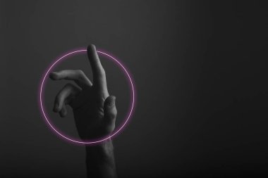 Soyut neon ışık parıltısı ile karanlık bir arka plana parmak doğrultan el
