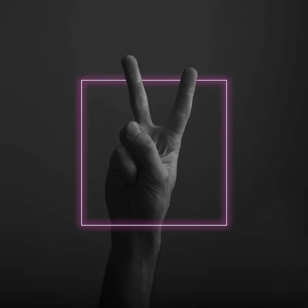 Mužská ruka ukazující vítězství V ruce s abstraktní neonové světelné záře — Stock fotografie