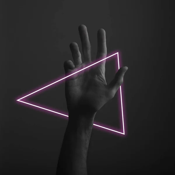 Geste de la main ouverte masculine sur un fond sombre avec lumière néon abstraite lueur — Photo