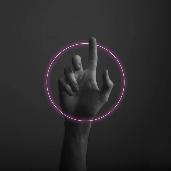 Odaad mutatva egy ujj ellen egy sötét háttér-val elvont neon könnyű ragyogás — Stock Fotó