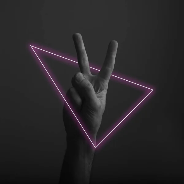Mannelijke hand tonen overwinning V hand teken met abstracte Neon lichtgloed — Stockfoto