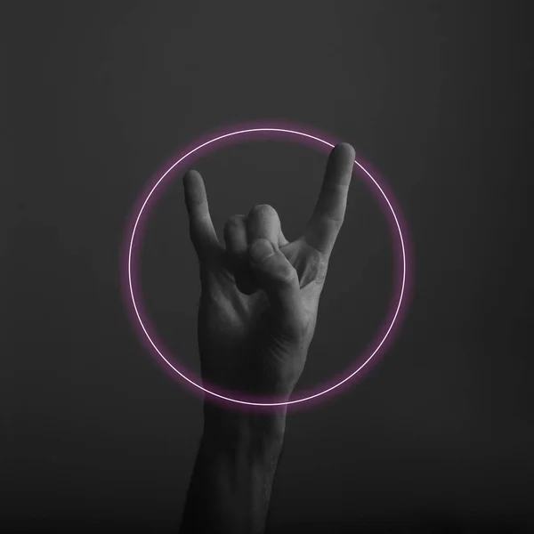 Mâle diable corne rock and roll main geste avec abstrait néon lumière lueur — Photo