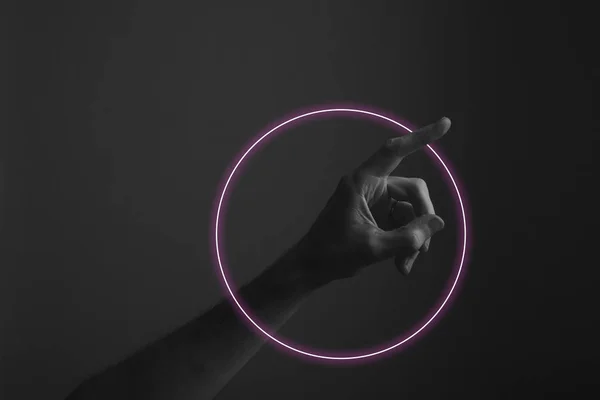 Hand wijzend een vinger tegen een donkere achtergrond met abstracte Neon lichtgloed — Stockfoto