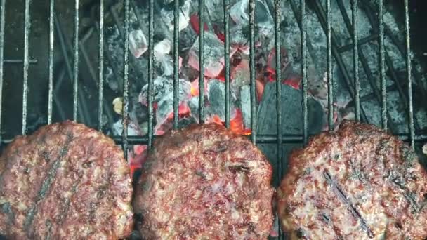 Rallentare la cottura di hamburger biologici su un barbecue — Video Stock