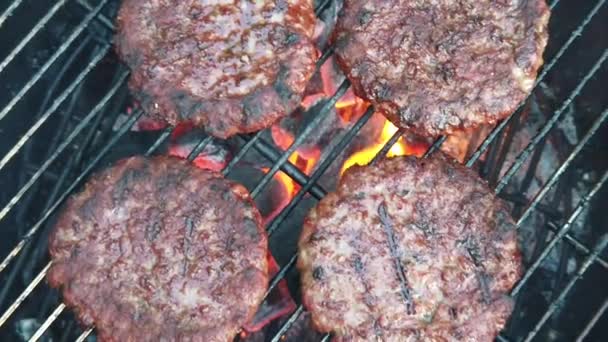 Movimento lento de hambúrgueres orgânicos cozinhar em um churrasco — Vídeo de Stock