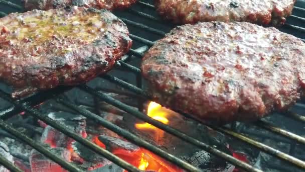 Movimento lento de hambúrgueres orgânicos cozinhar em um churrasco — Vídeo de Stock