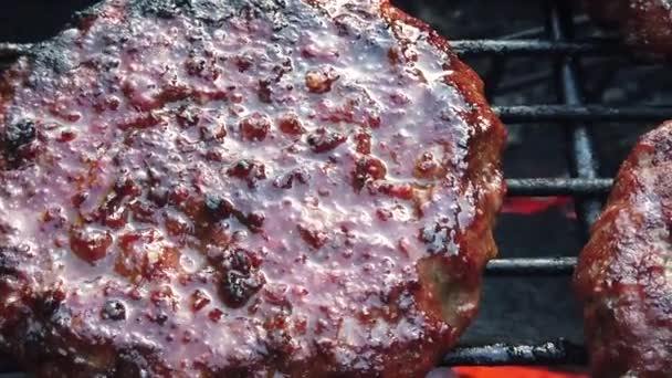 Rallentare la cottura di hamburger biologici su un barbecue — Video Stock