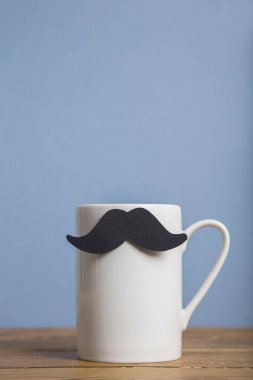 Mavi bir arka plan karşı bir kağıt bıyık ile Babalar gün kahve bardağı