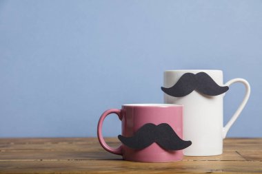 Mavi bir arka plan karşı bir kağıt bıyık ile Babalar gün kahve bardağı