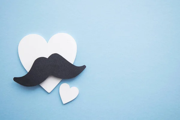 Μαύρο μουστάκι με καρδιές αγάπης. Η ιδέα της ημέρας του πατέρα ή του ανδρικός — Φωτογραφία Αρχείου