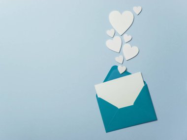 Babalar Günü kartı maket. Mavi zarf boş beyaz kart ve kalpler